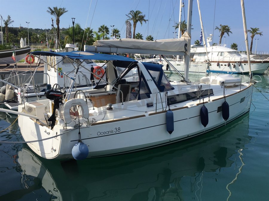 Beneteau Oceanis 38