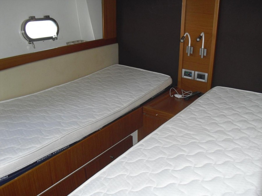 FERRETTI 592 - 28