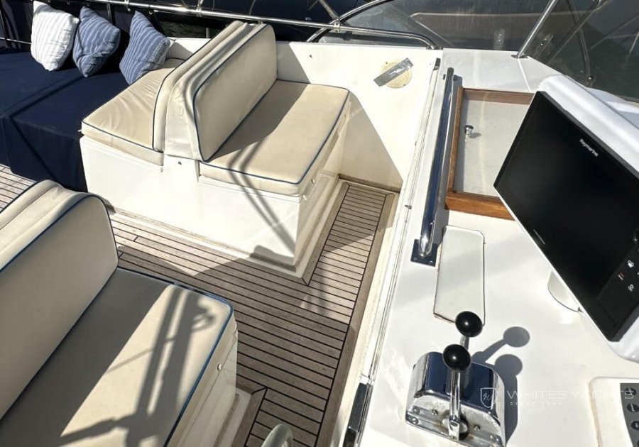 GRAND BANKS 42 MOTORYACHT - 9