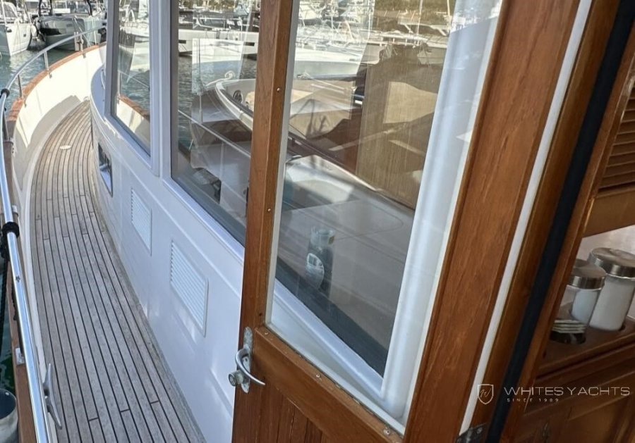 GRAND BANKS 42 MOTORYACHT - 12