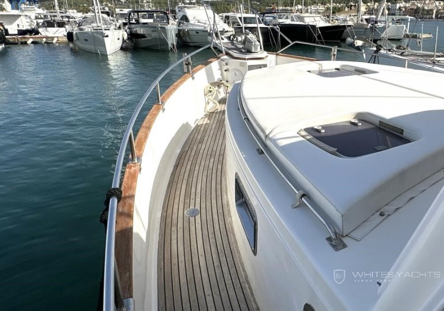 GRAND BANKS 42 MOTORYACHT - 13