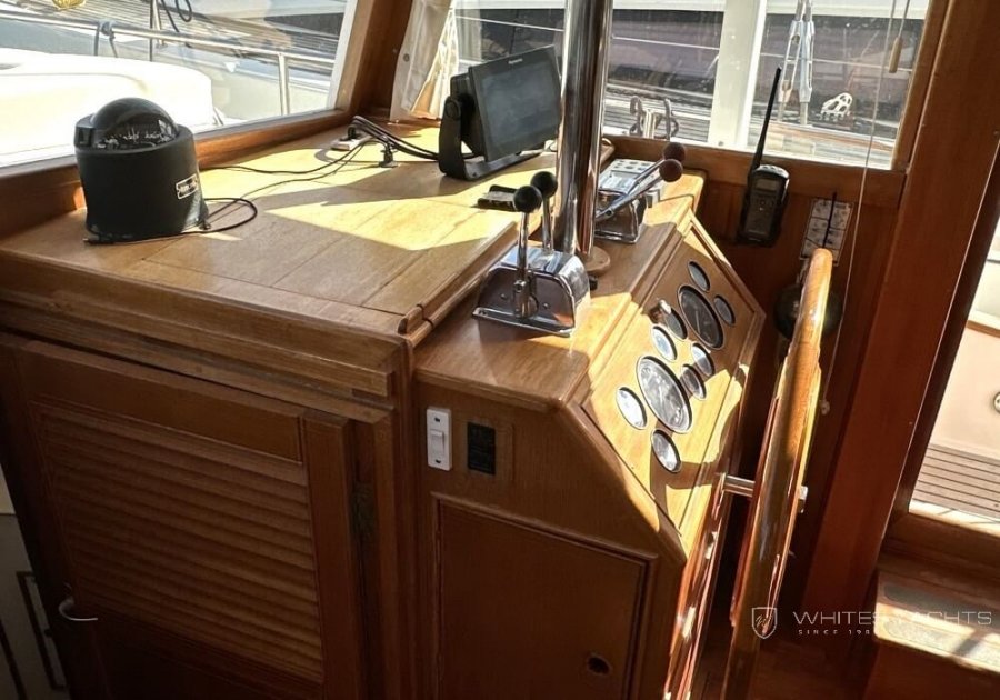 GRAND BANKS 42 MOTORYACHT - 18