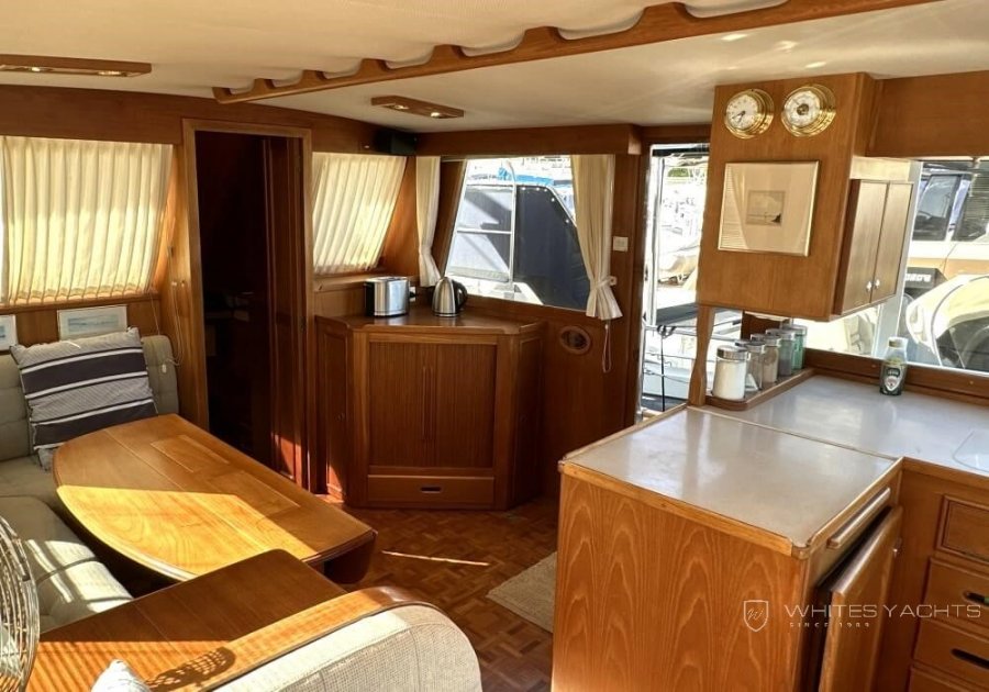 GRAND BANKS 42 MOTORYACHT - 22