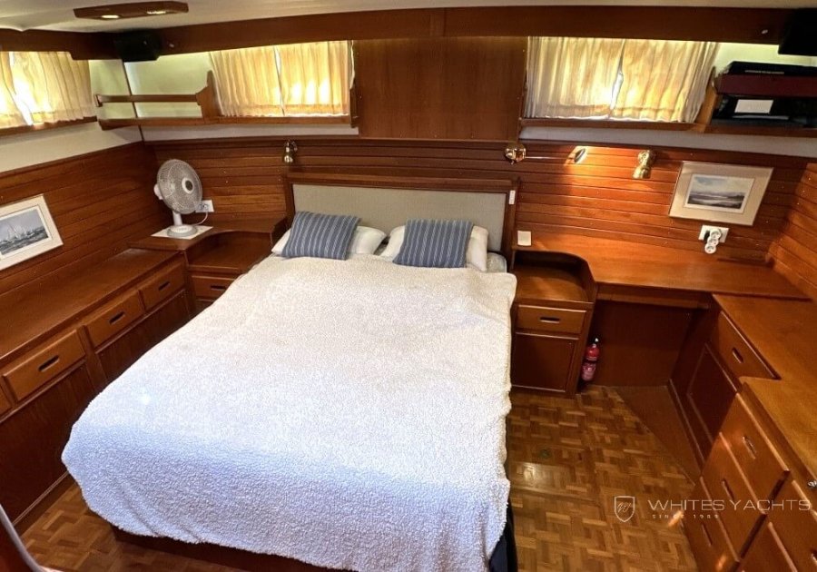 GRAND BANKS 42 MOTORYACHT - 23