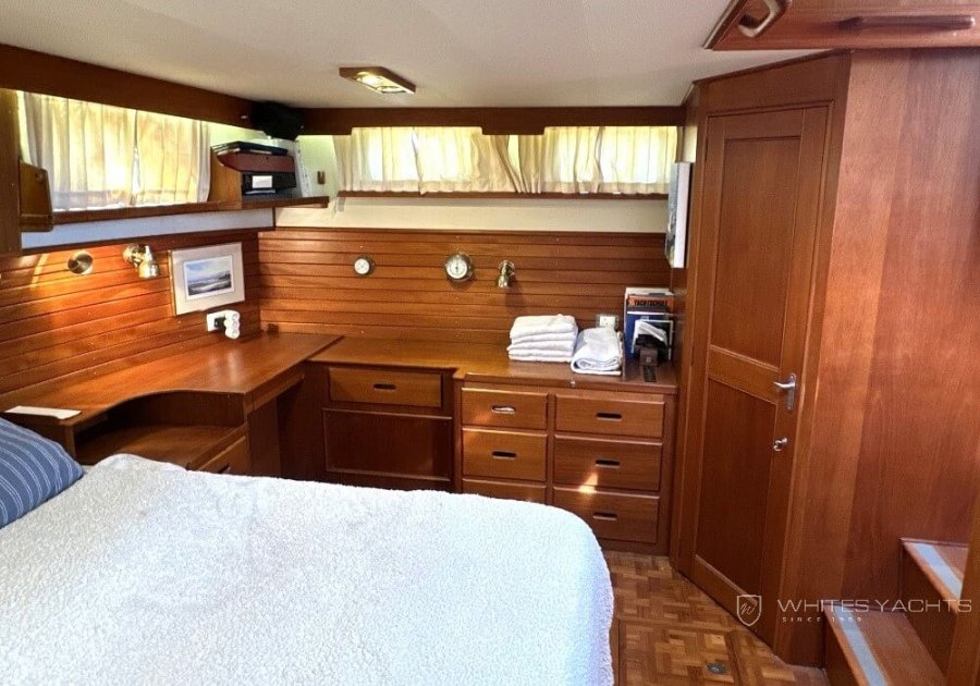 GRAND BANKS 42 MOTORYACHT - 25