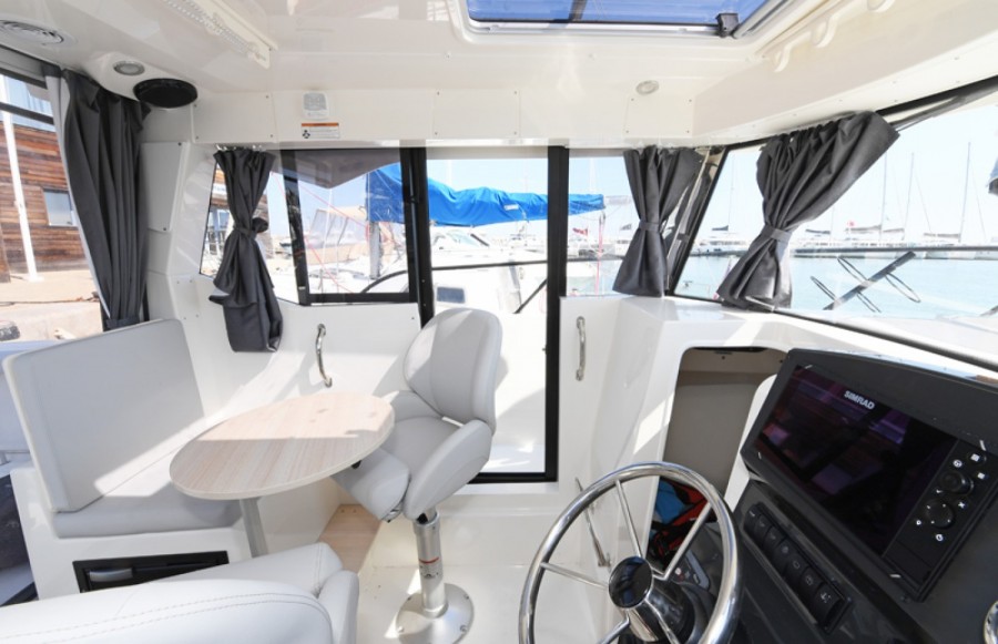 QUICKSILVER ACTIV 805 PILOTHOUSE - 8